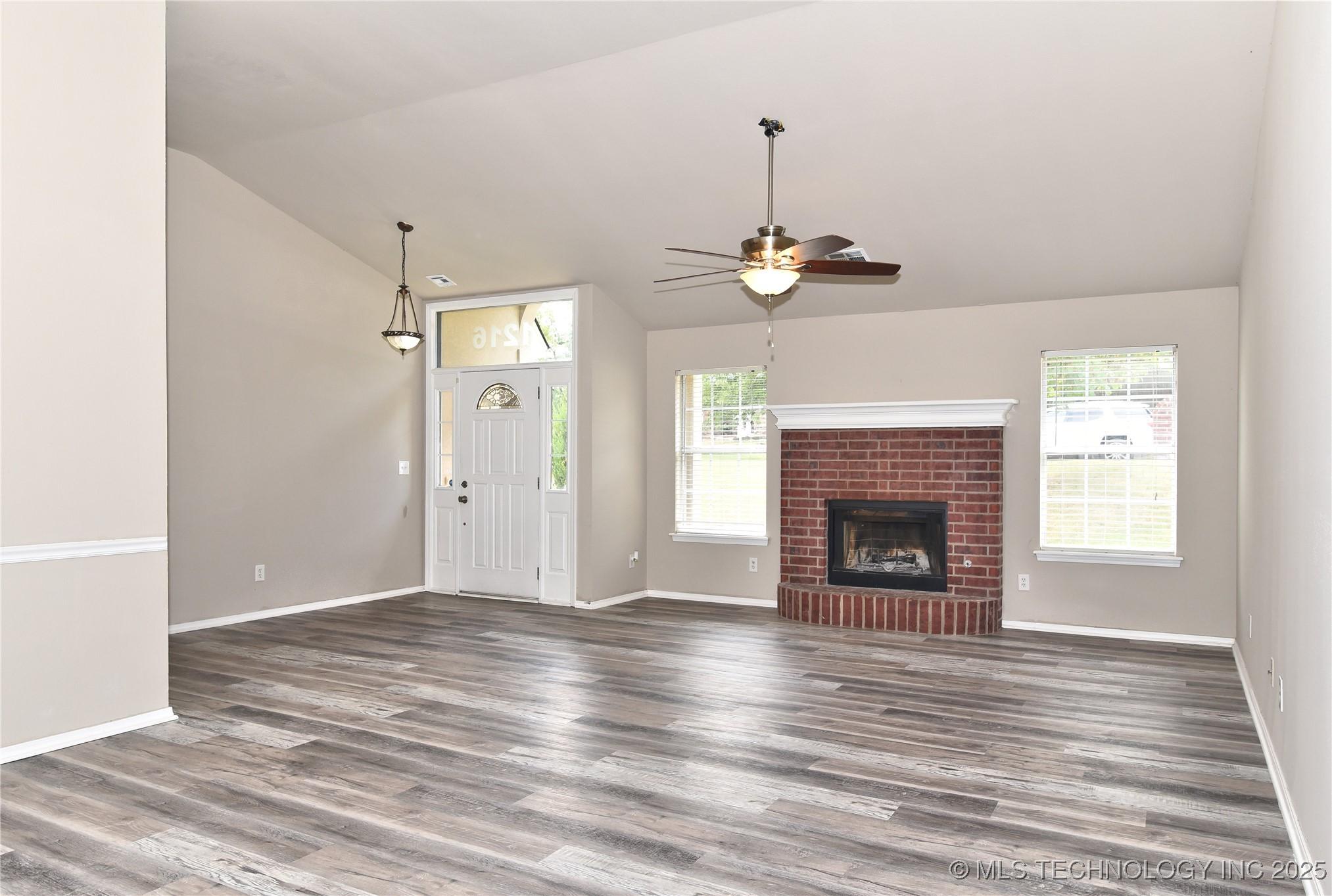 Image 4: Wood Burning or Gas Fireplace