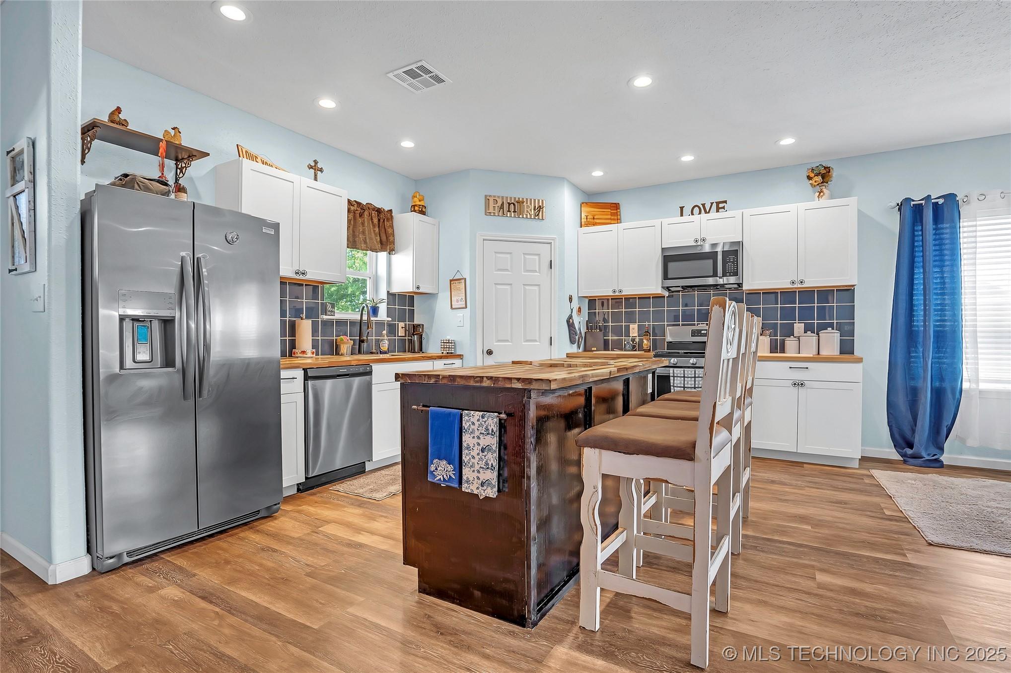 Image 3: kitchen