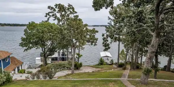 Image 4: Shangri-La is across the water