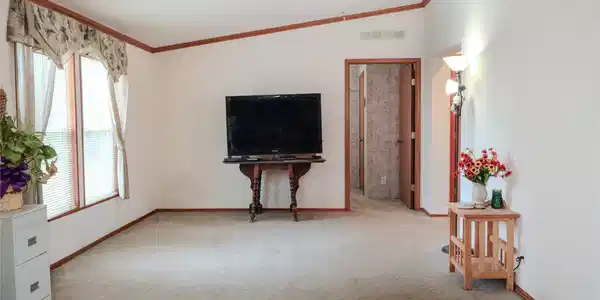 Image 3: 2nd living area