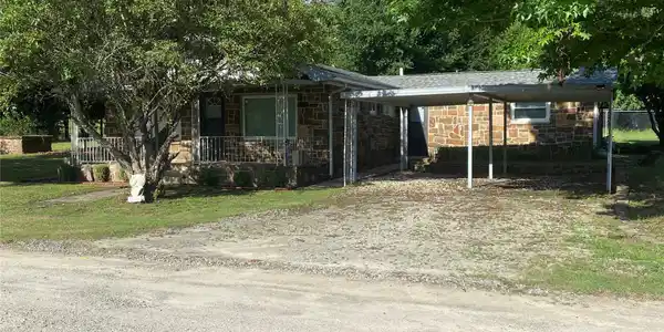 Image 2: Carport