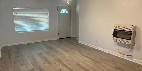 Image 4: Living Room