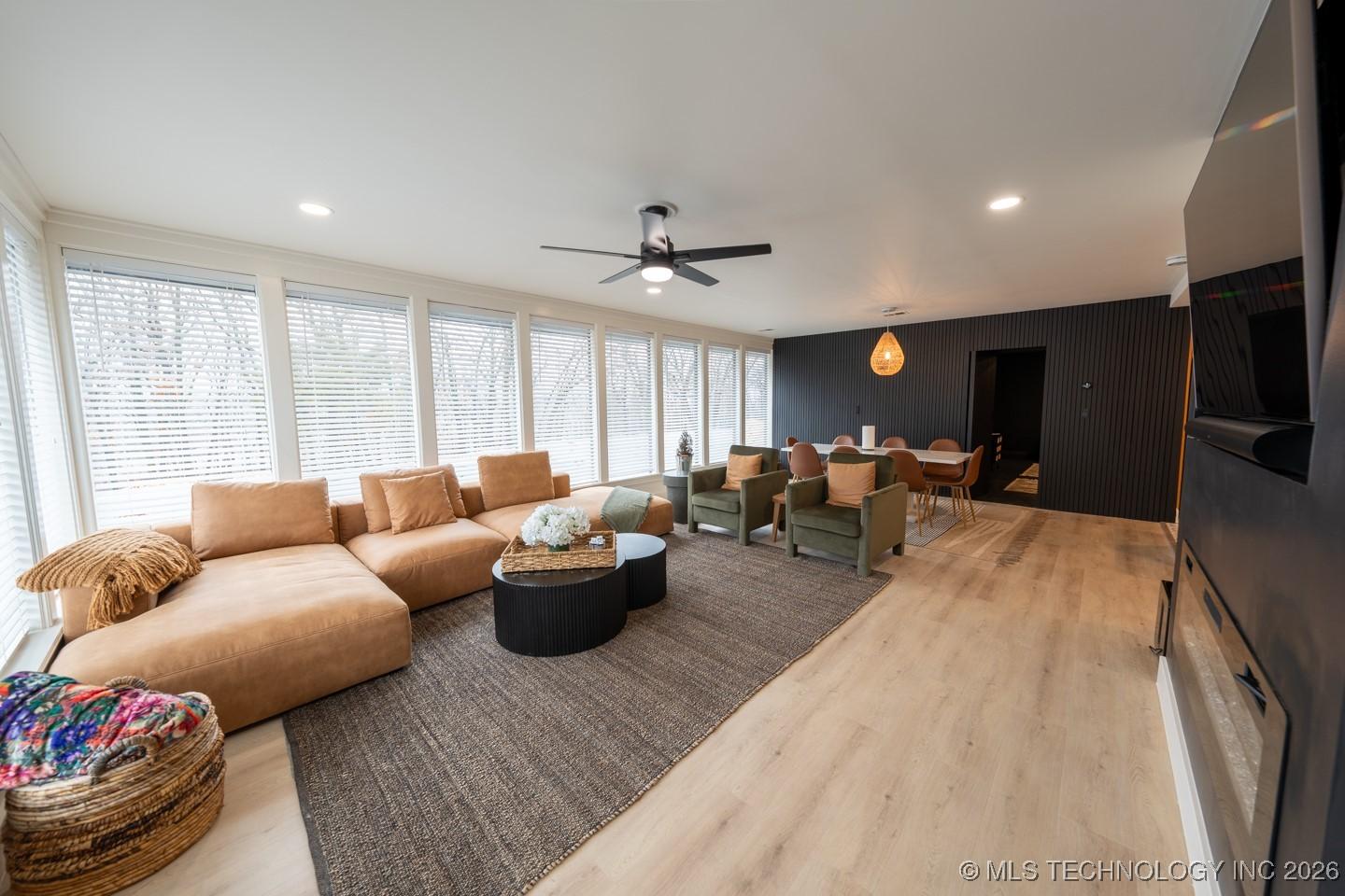 Image 4: Main House, living room