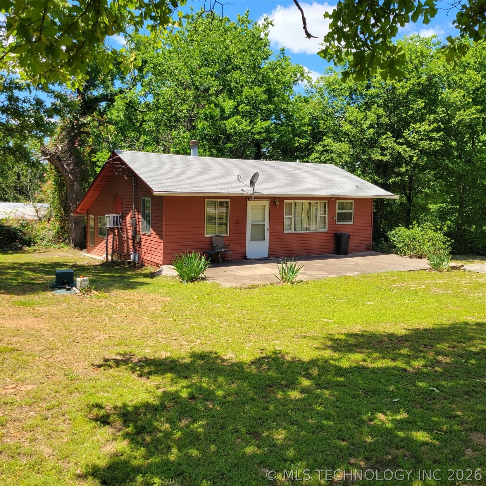 Image 3: This cute cabin is perfect for that get-a-way from