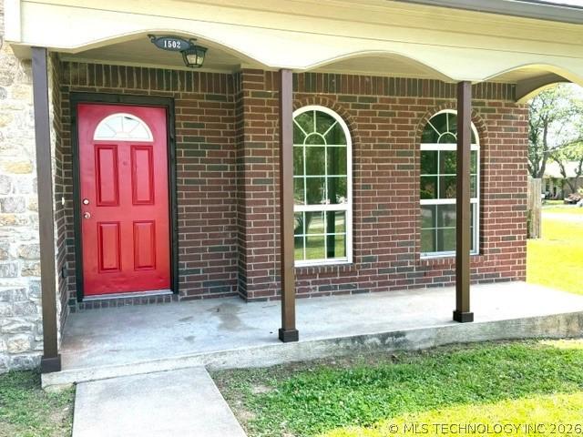 Image 2: Brick and stone fa&ccedil;ade featuring a vibrant red pan