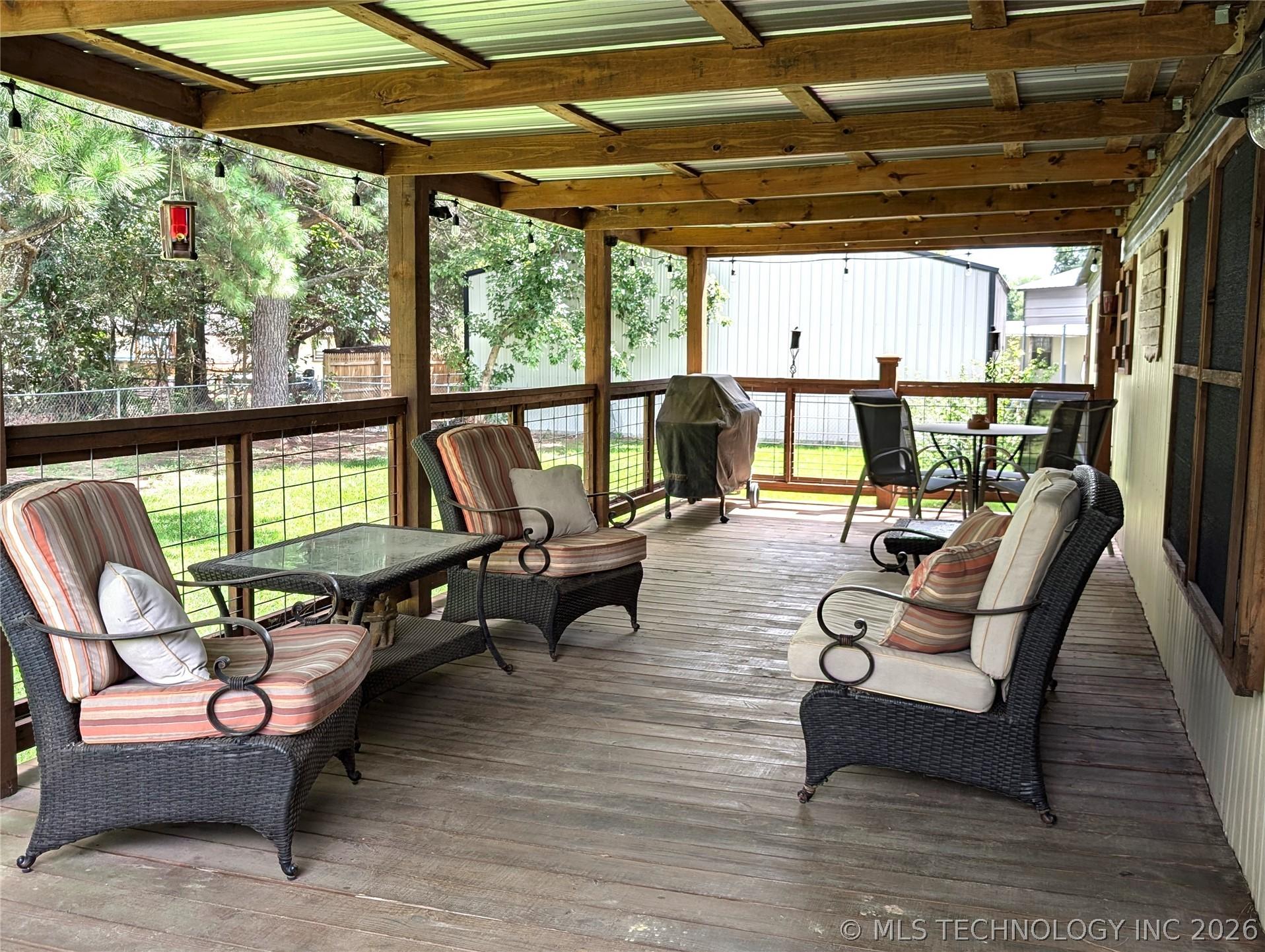 Image 2: LARGE DECK WITH FURNITURE