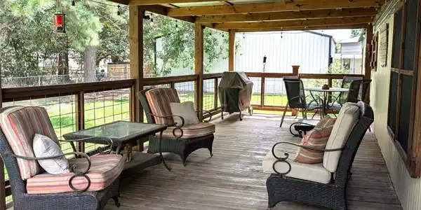 Image 2: LARGE DECK WITH FURNITURE