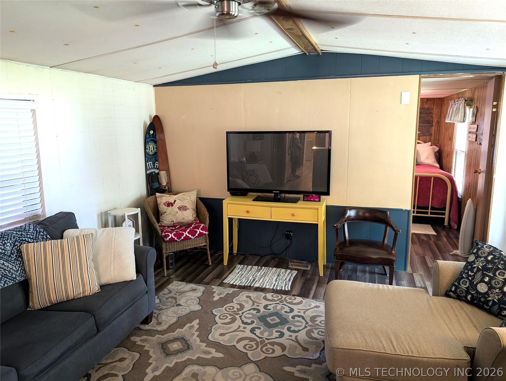 Image 4: FURNISHED LIVINGROOM