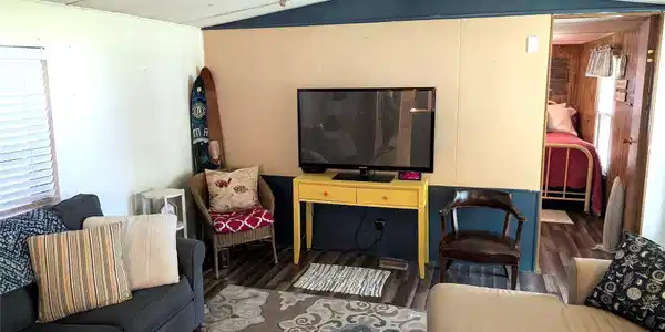 Image 4: FURNISHED LIVINGROOM