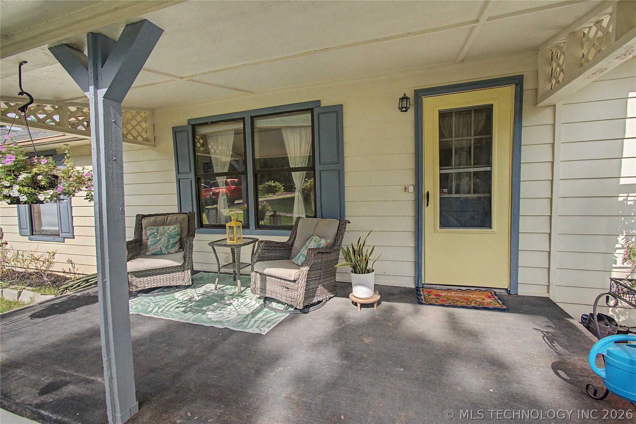Image 3: Relaxing Front Porch