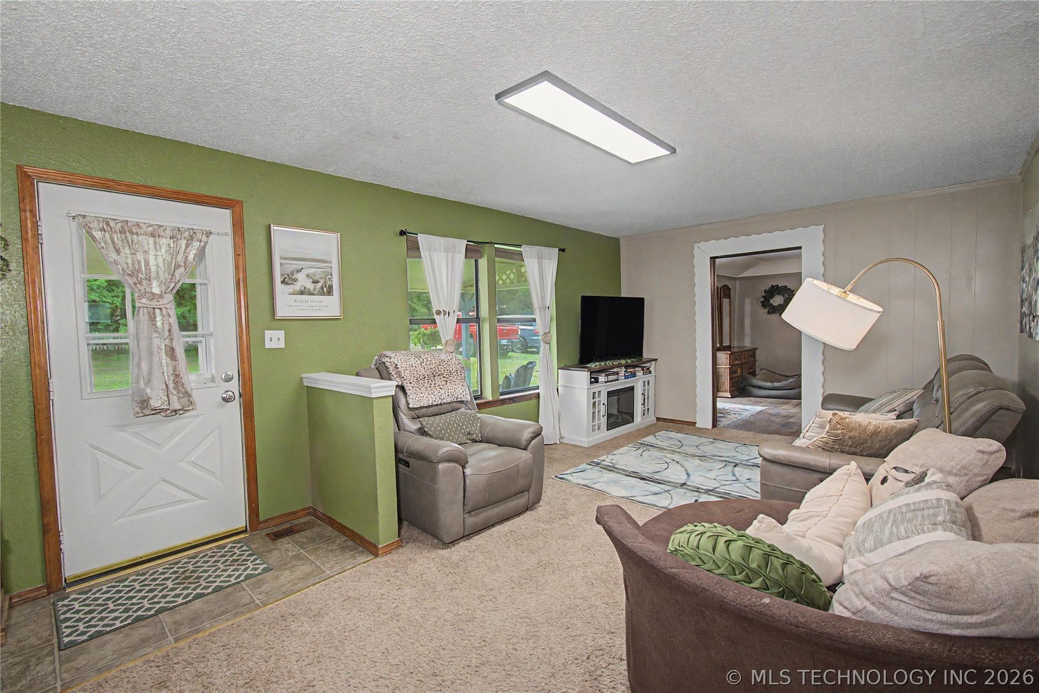 Image 4: Living Room