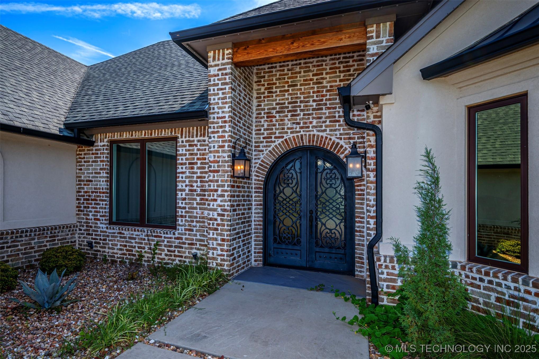 Image 4: Entry to Enclosed, Air Conditioned Patio Area