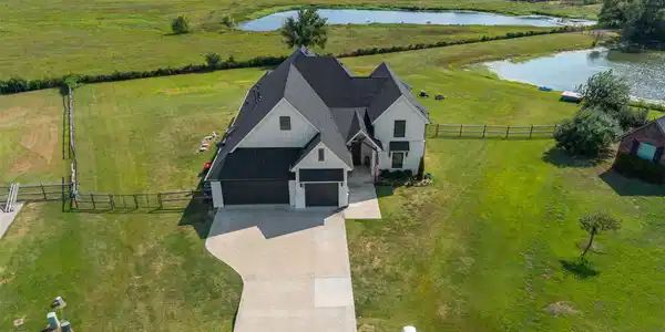 Image 3: Striking Modern Farmhouse with Black and White Ext