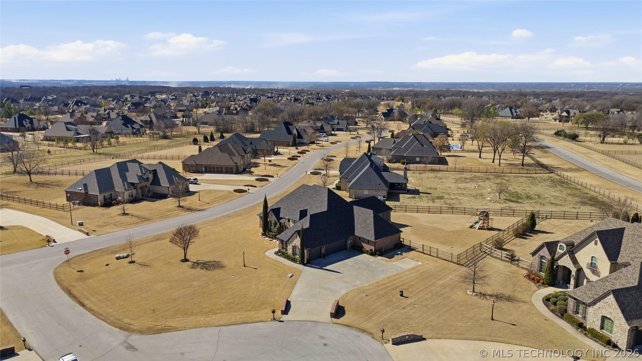 Image 2: PREMIER CORNER LOT IN CUL-DE-SAC!