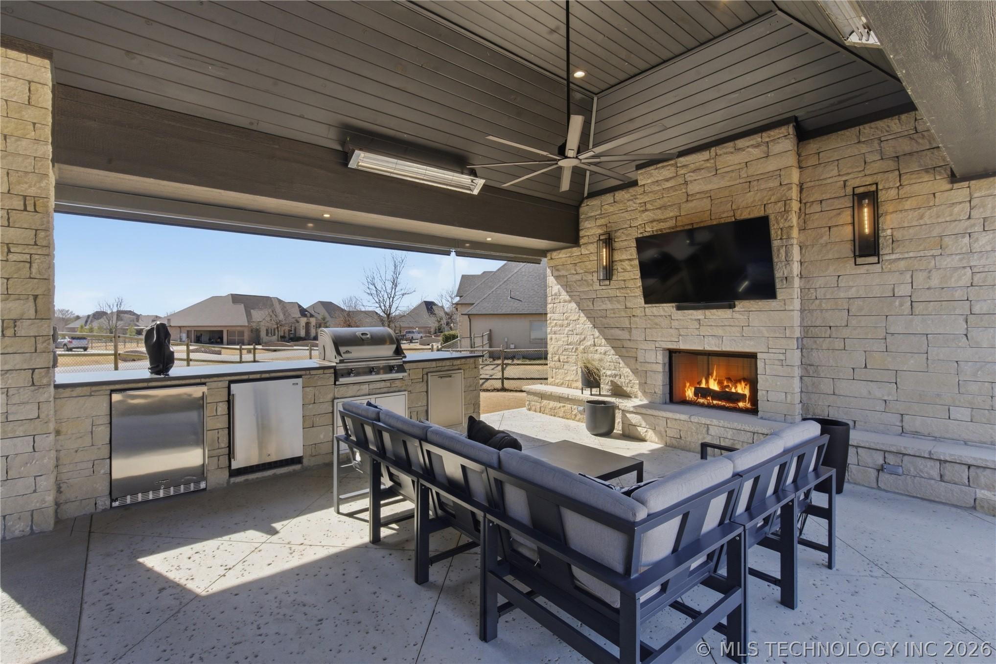 Image 3: HEATERS, AUTOMATIC SHADE SCREENS & MORE!