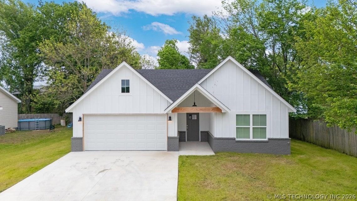 Image 3: Front Exterior & Driveway