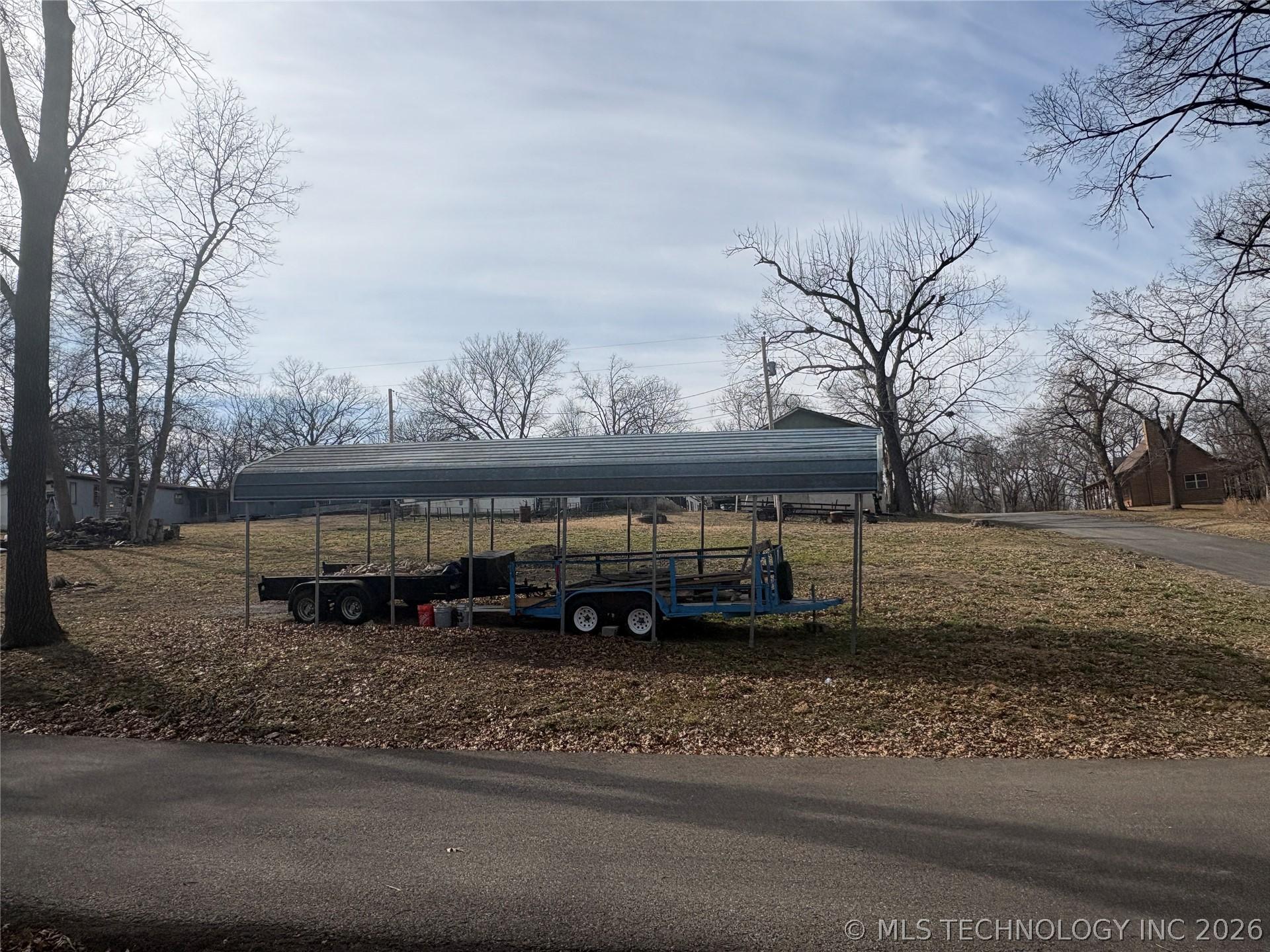 Image 3: Carport stays with the property