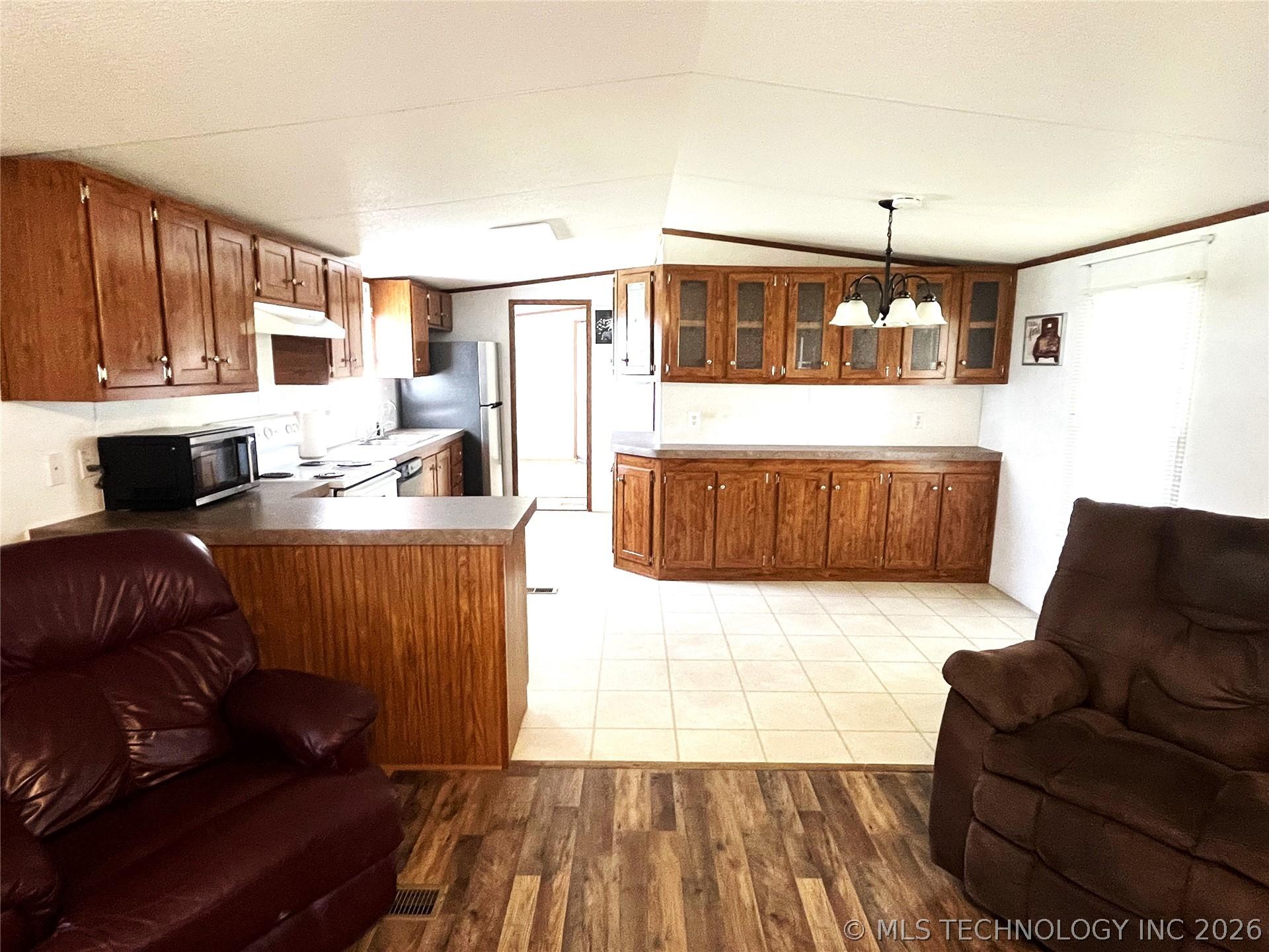 Image 4: Kitchen/Living area