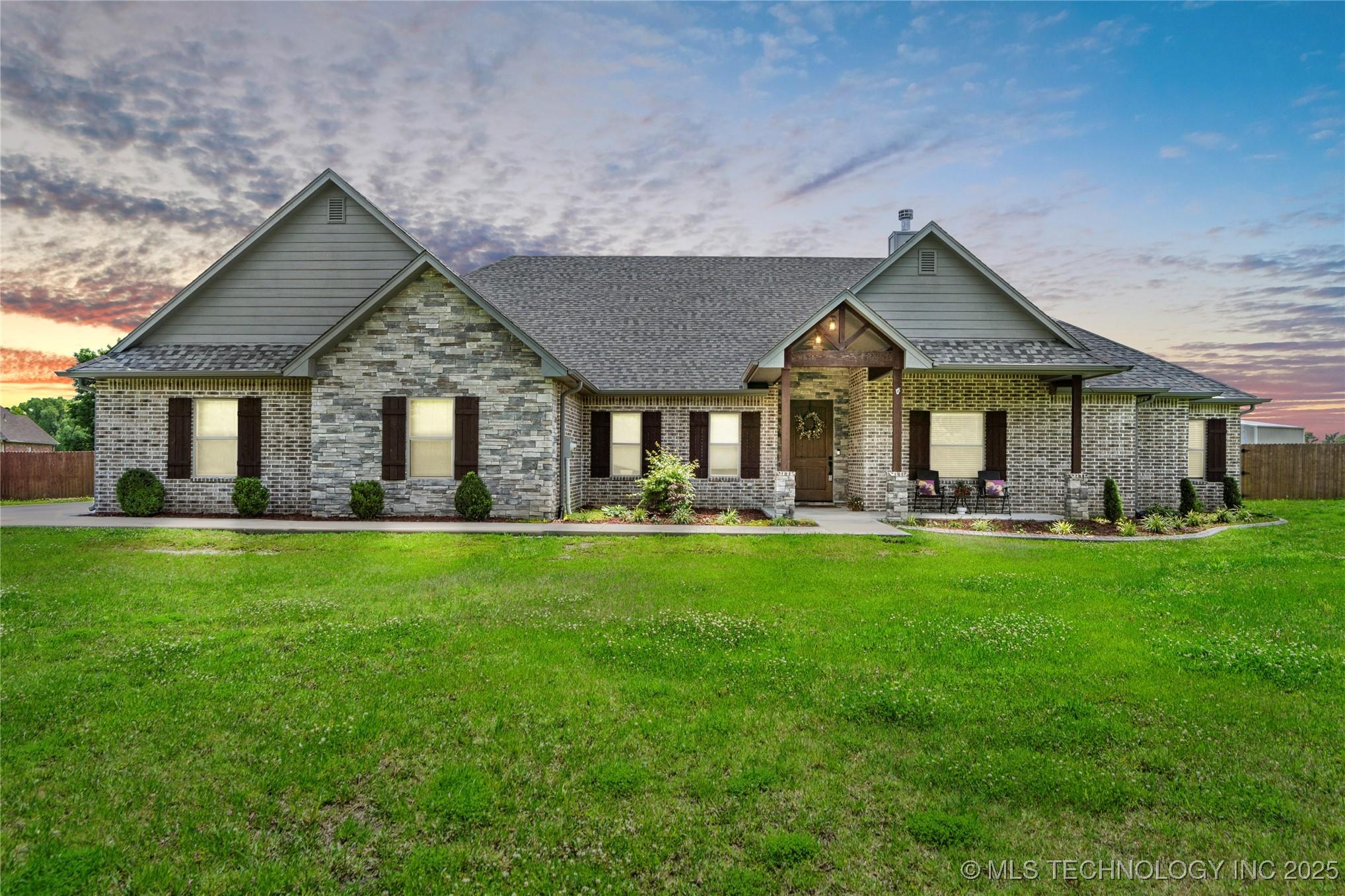 Image 2: Better than new custom home located in Twin Creeks