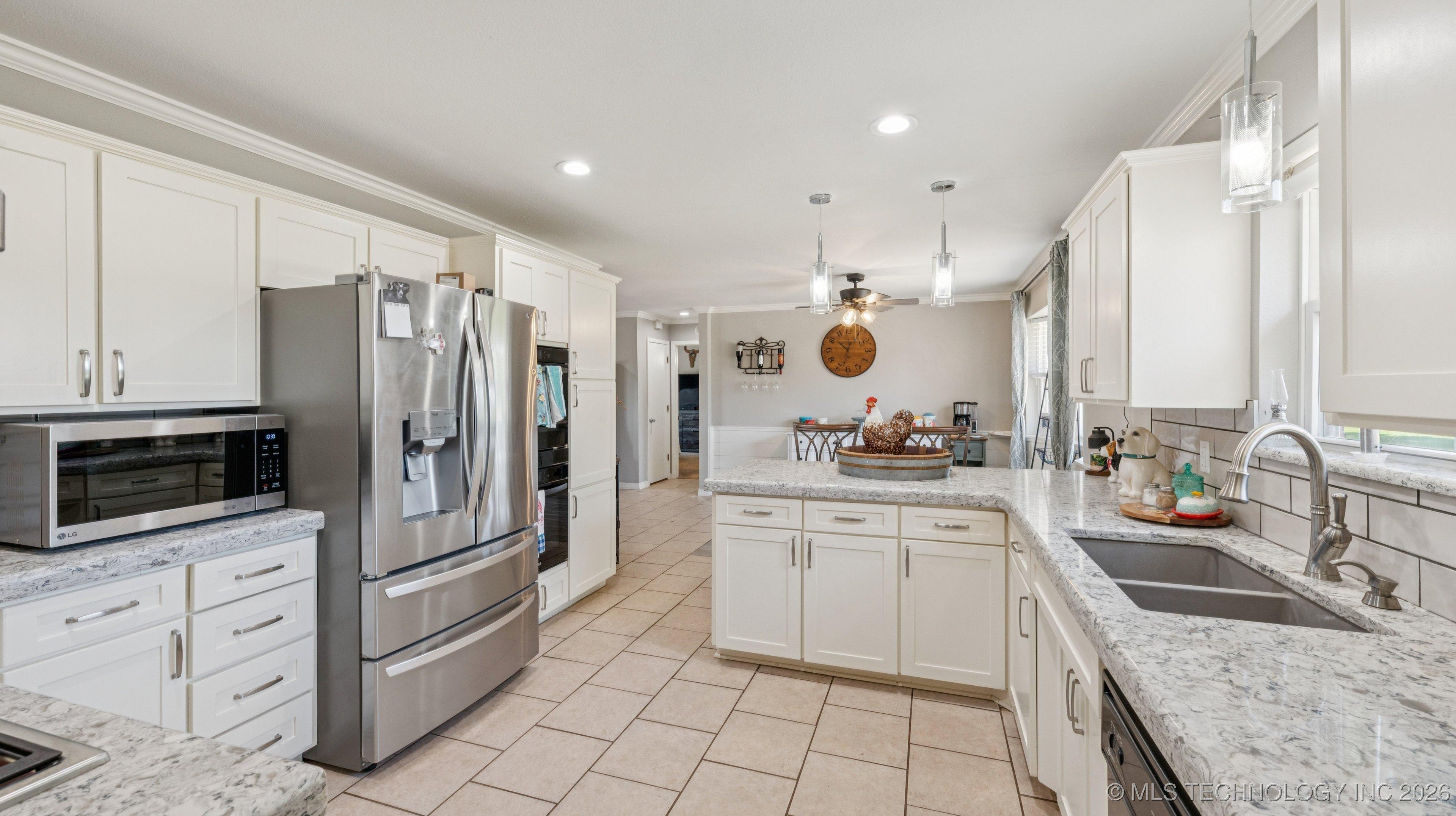 Image 2: Kitchen features quartz countertops