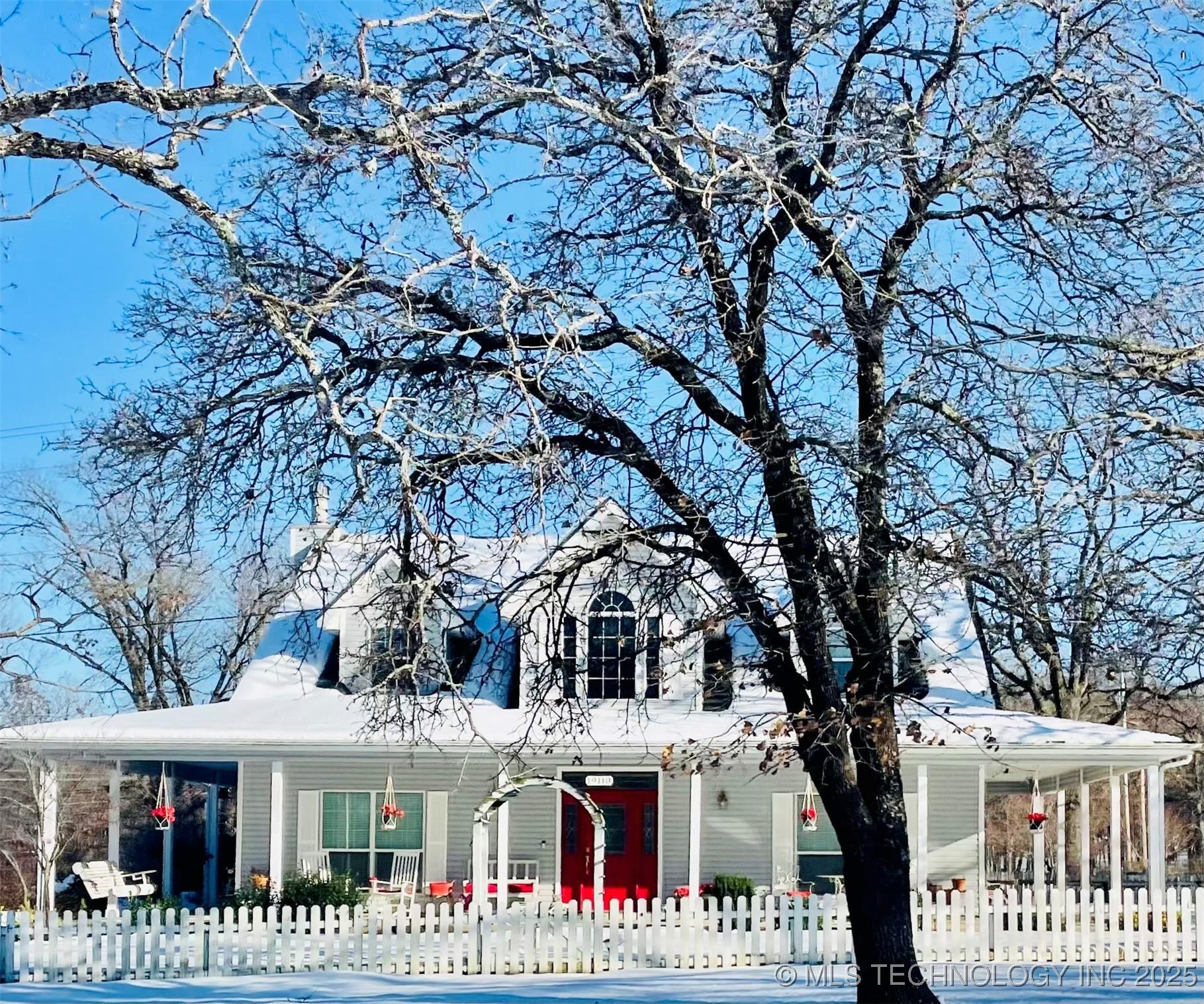 Image 1: A gorgeous home in the winter