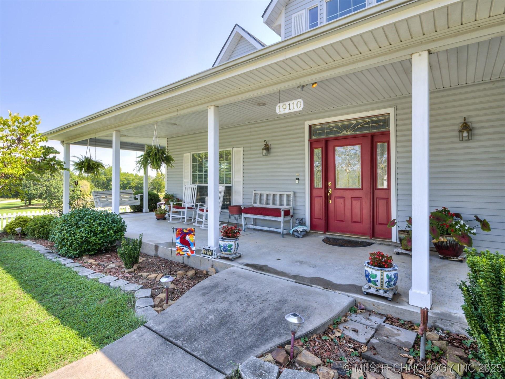 Image 4: The home with the red door. A well-known home by t