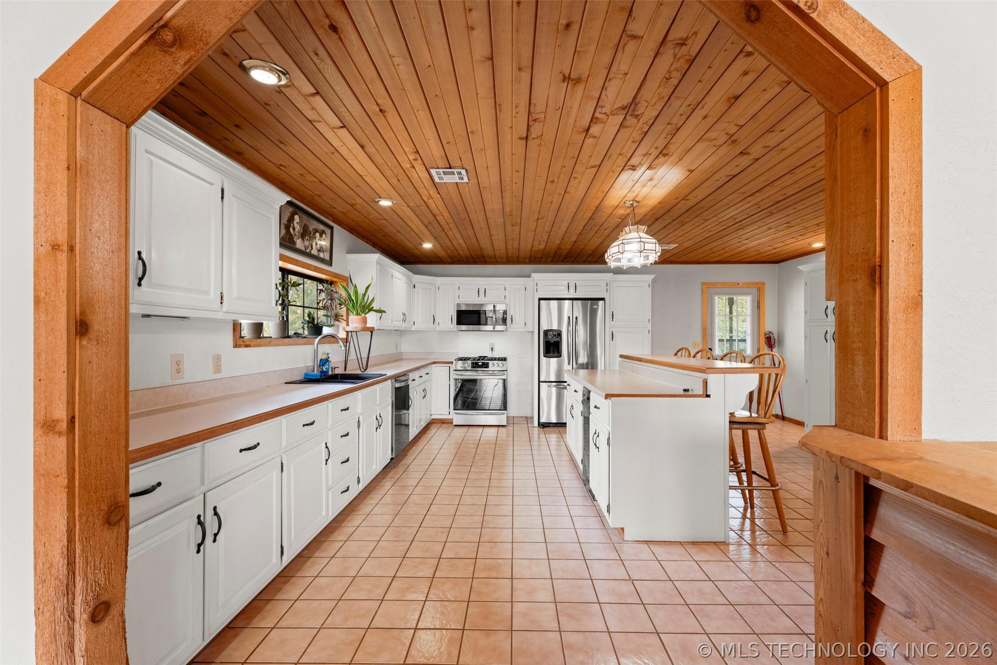 Image 4: Kitchen is Massive