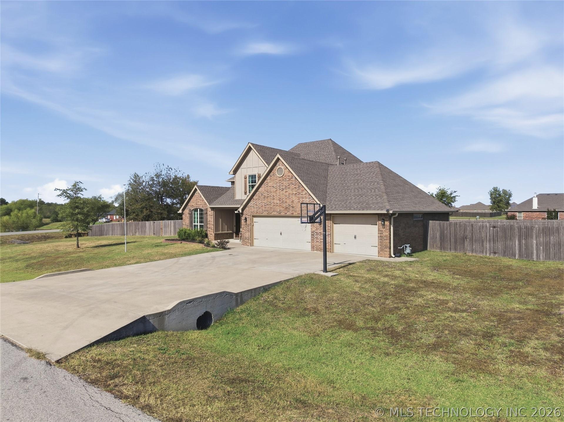 Image 2: The 3rd garage goes thru the depth of the home and