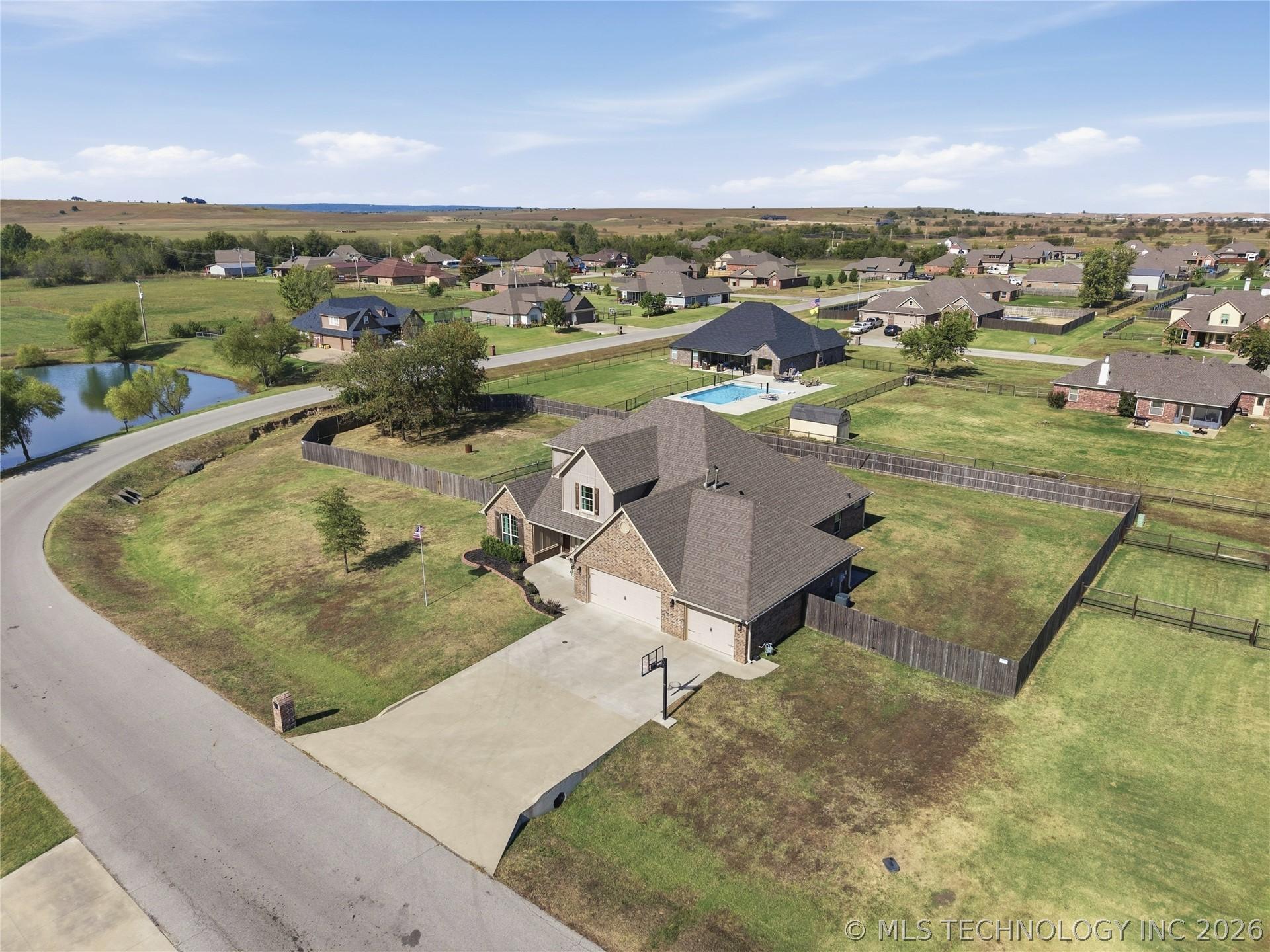 Image 3: Corner lot, with cross-fenced back yard.