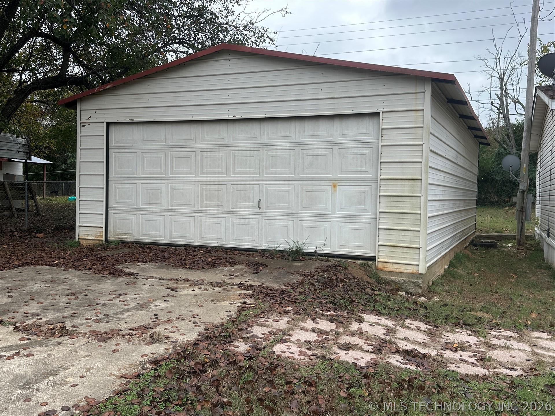 Image 3: BIG TWO CAR GARAGE BESIDE THE HOME
