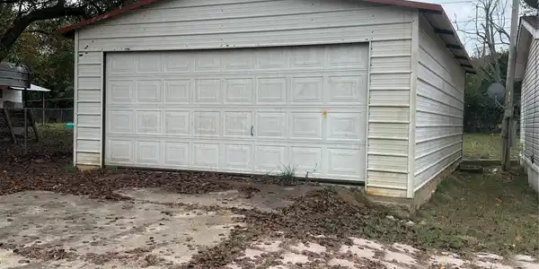 Image 3: BIG TWO CAR GARAGE BESIDE THE HOME