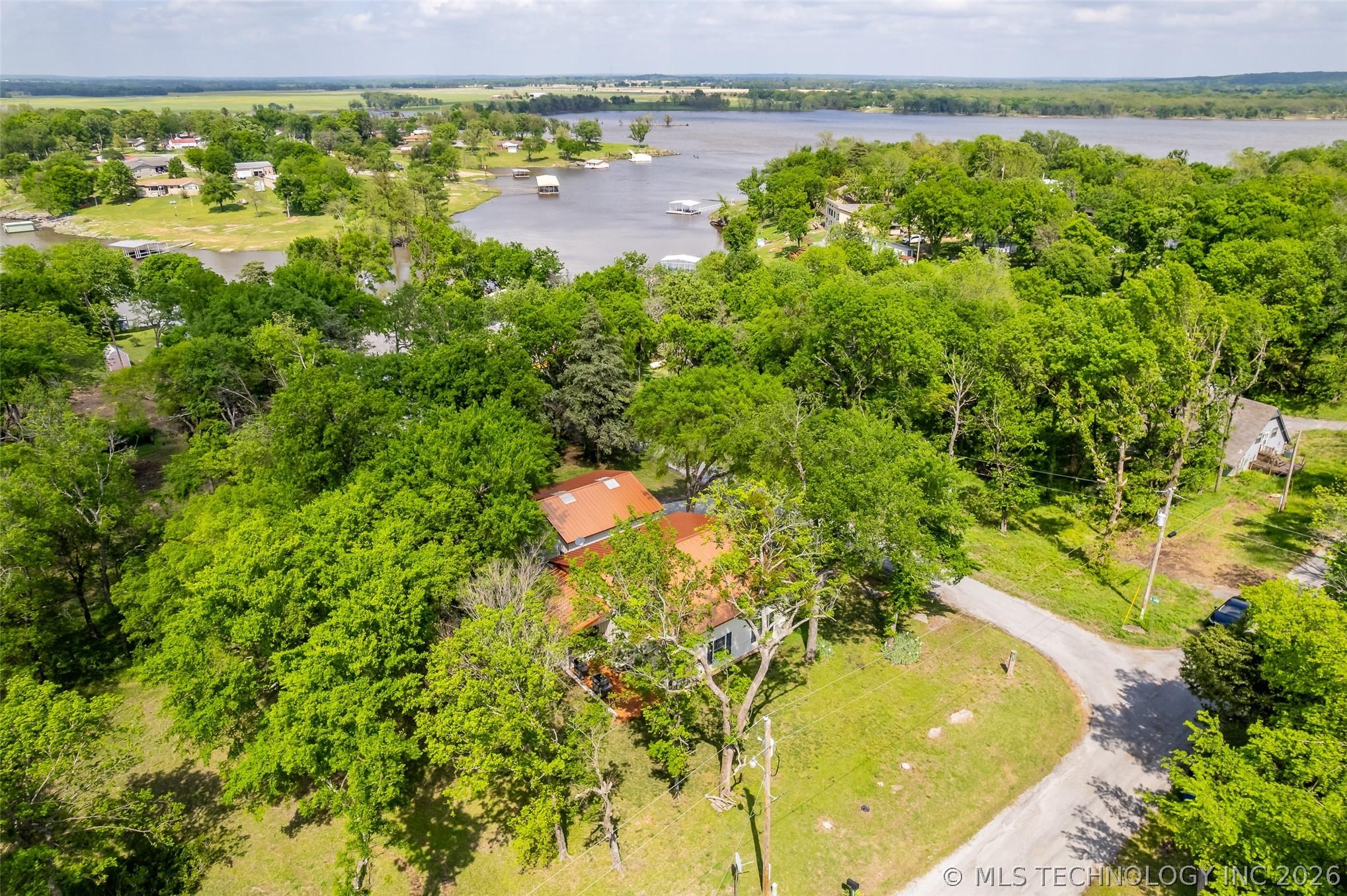 Image 2: Walking distance to the lake!