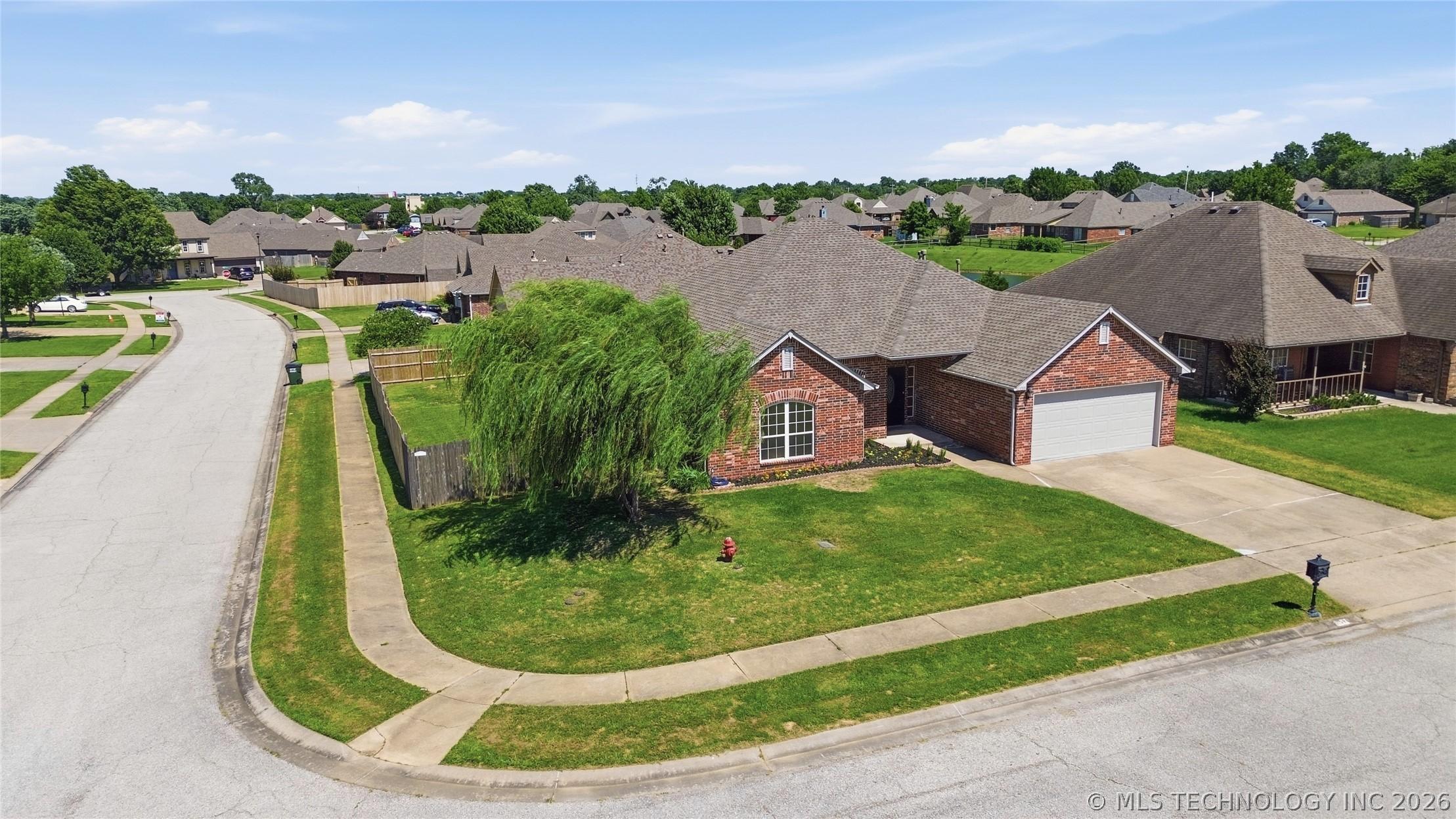 Image 1: CORNER LOT!!! BRICK HOME W/ MATURE TREE!