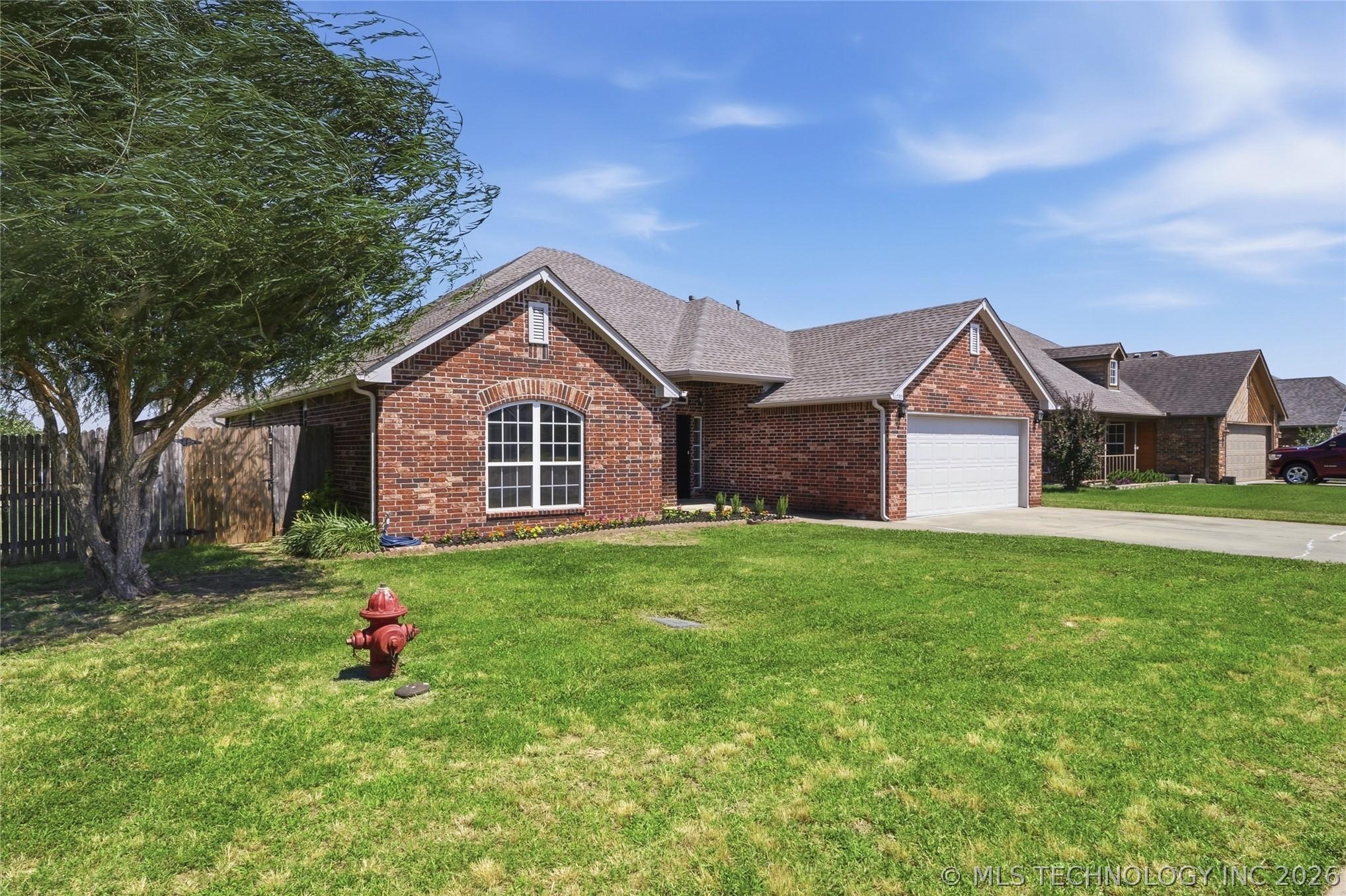 Image 3: LOCATION & CURB APPEAL!!!
