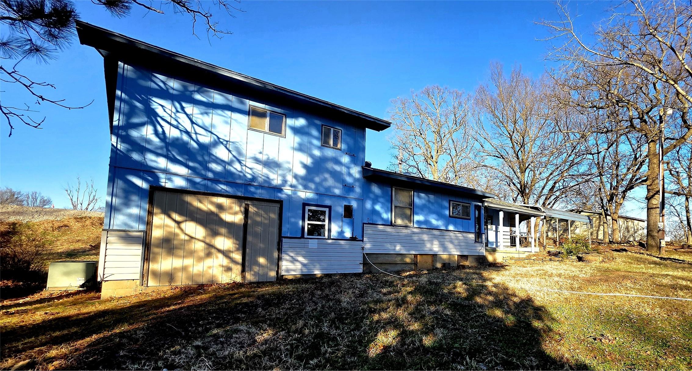 Image 4: Contemporary 1 and 1/2-story residence featuring b