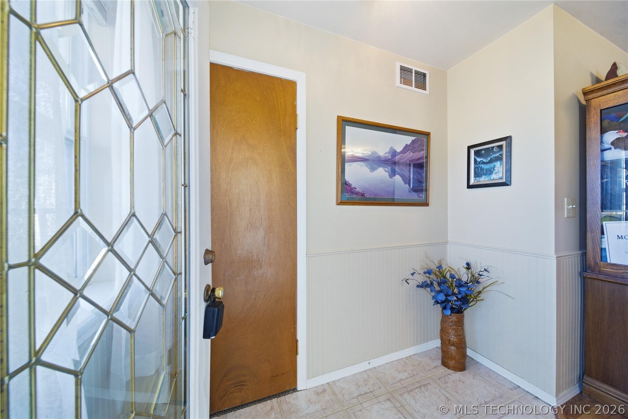 Image 4: Entry way and coat closet