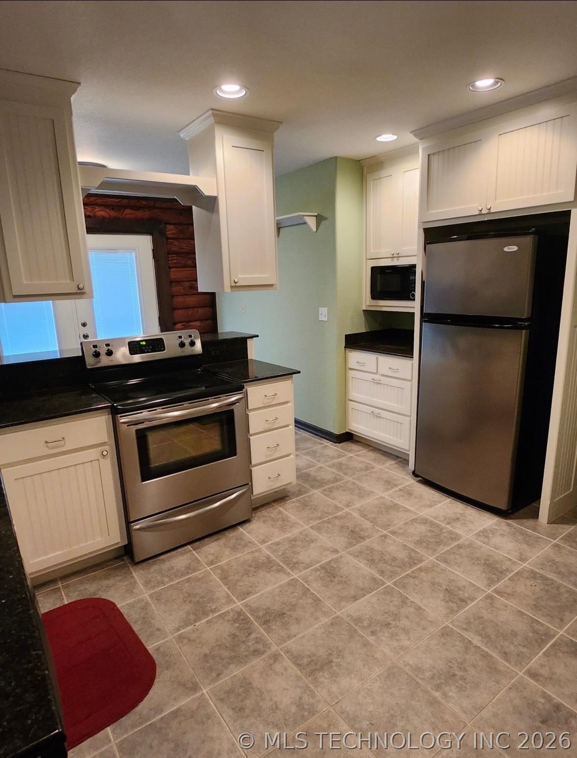 Image 4: Kitchen
