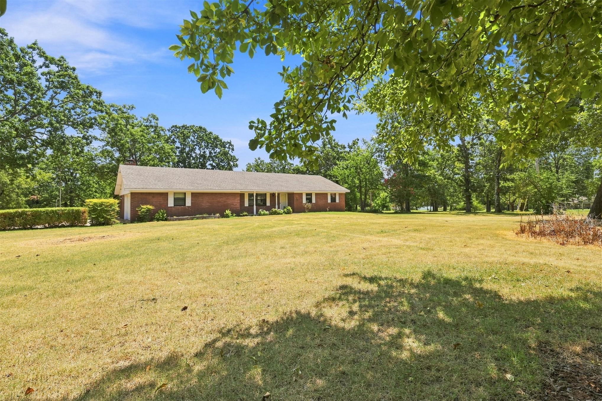 Image 4: Shot of the front yard