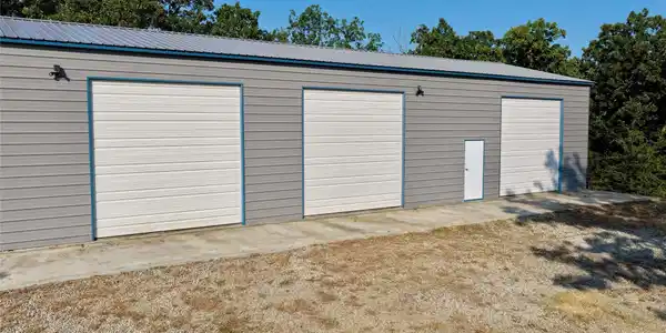 Image 3: Three Large Bays Inside