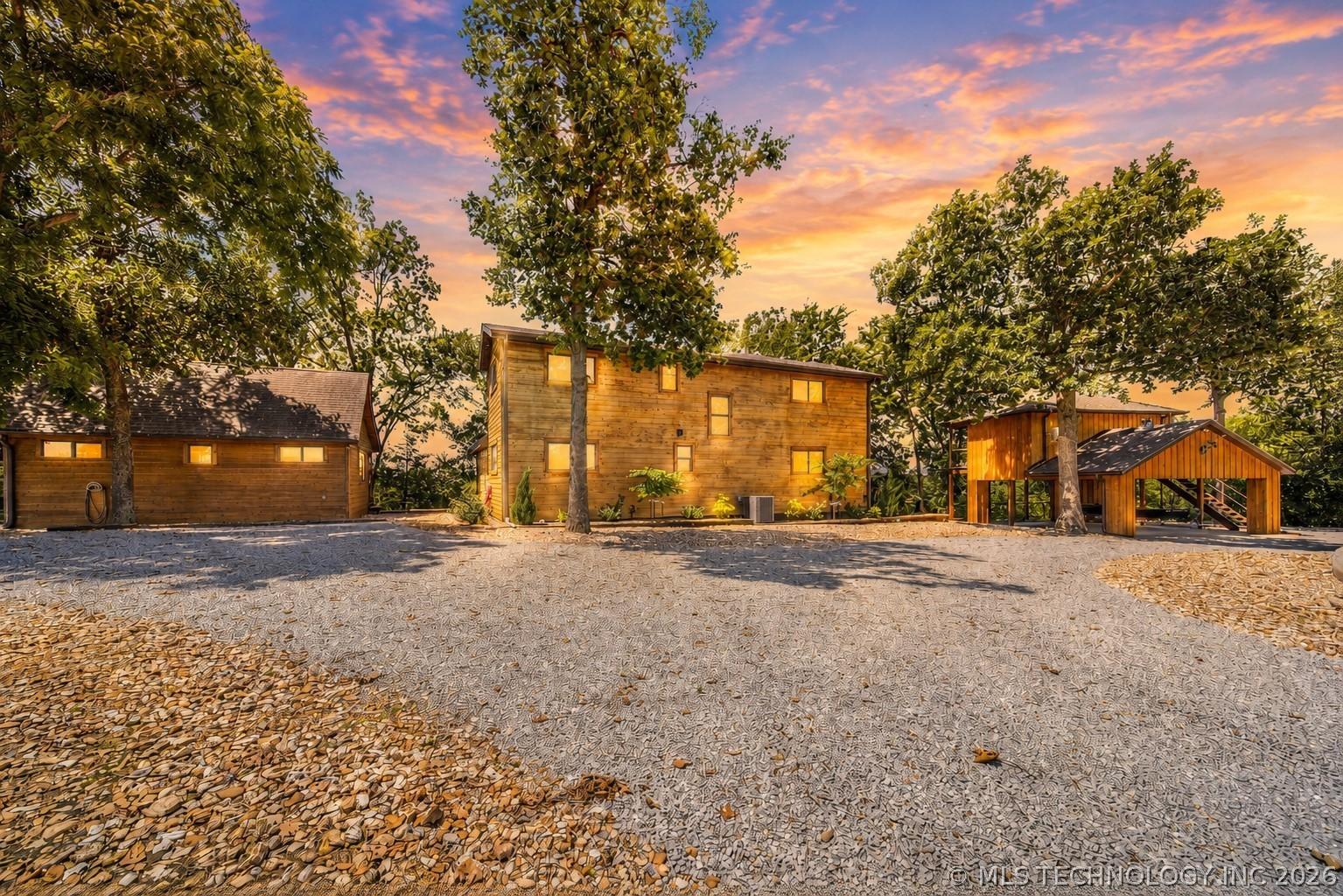 Image 2: 3 residences back view - Total 2627 sq ft; plus la