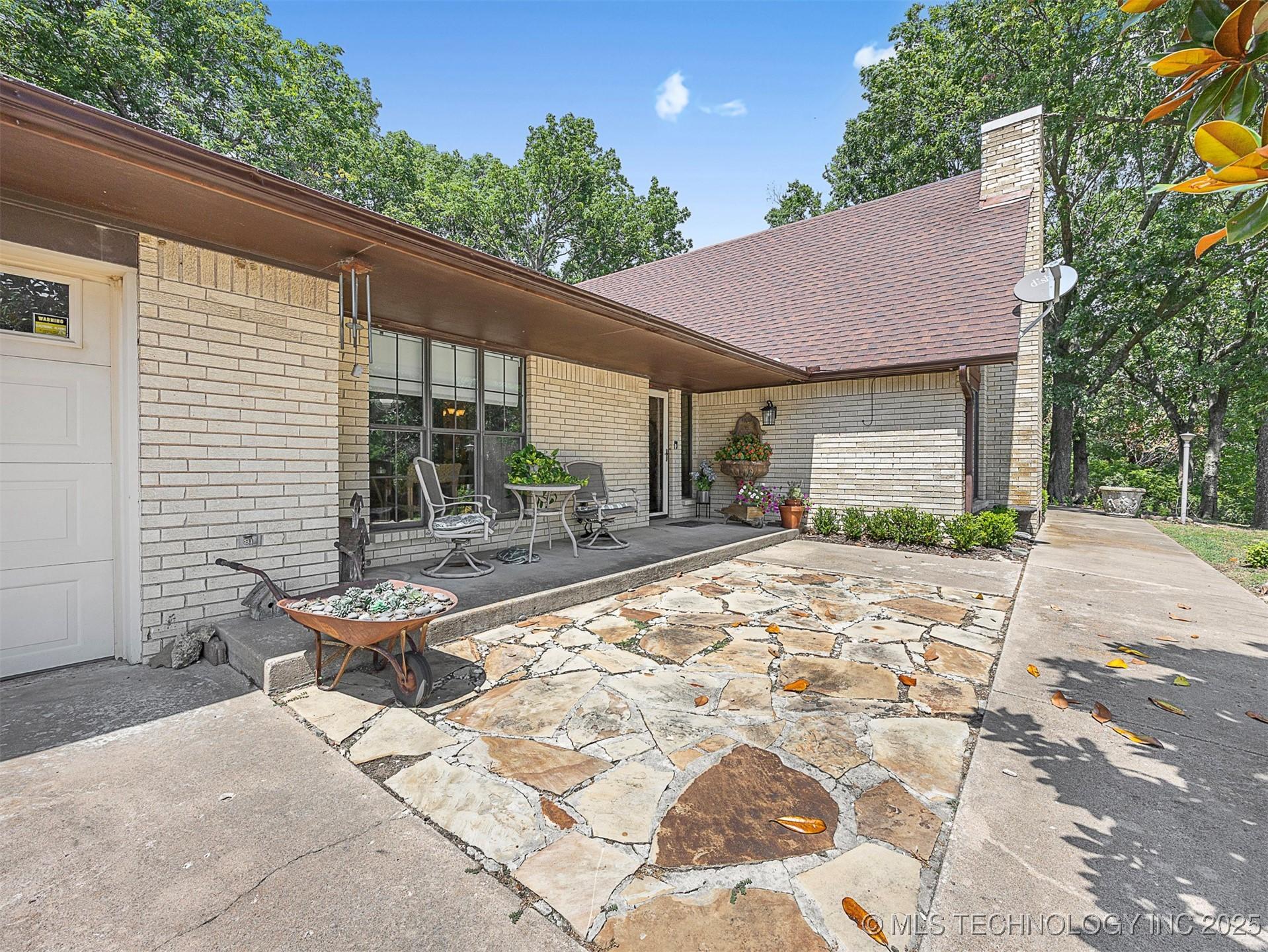 Image 3: Front patio/driveway