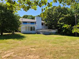 944 W Lakeshore Drive