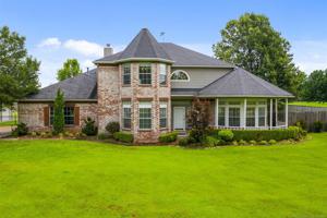 1902 NE Oakridge Drive
