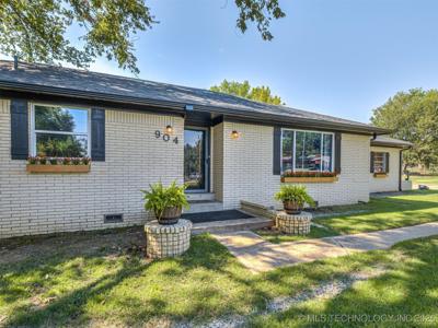 904 NE 12th Street