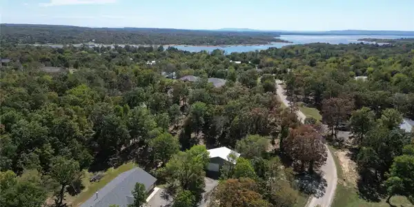 Image 3: Proximity to Lake