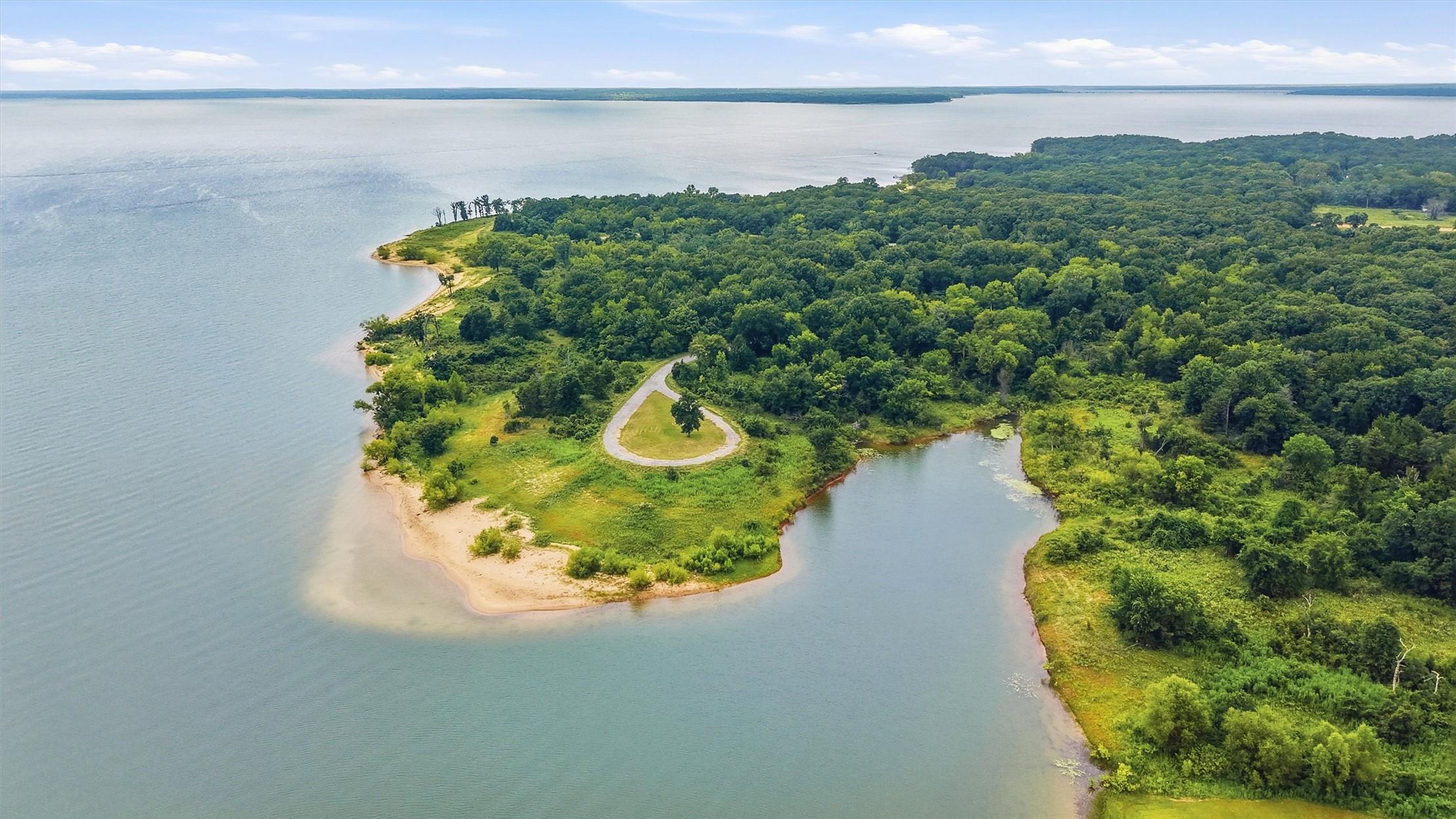 Image 3: Expansive waterfront property featuring a peninsul