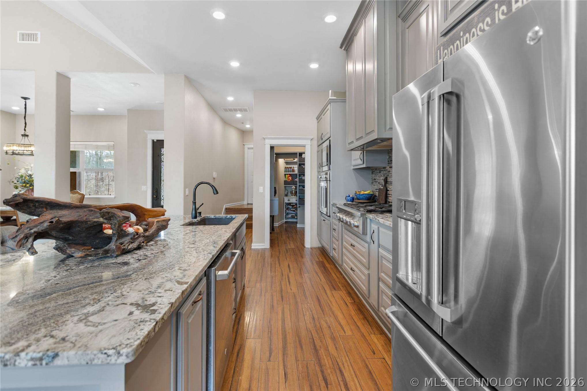 Image 4: Kitchen