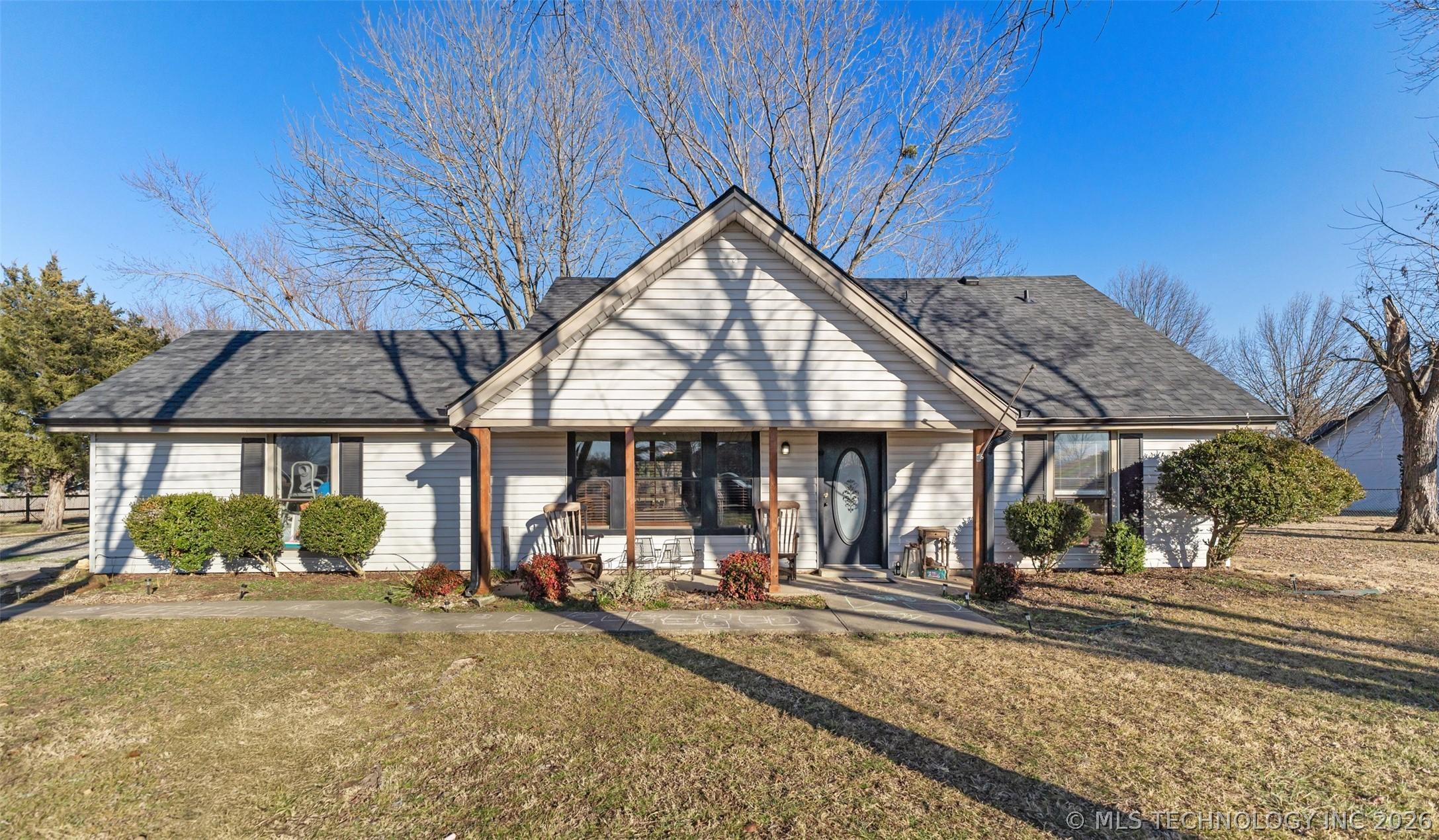 Image 1: Cozy 4-bed, 3-bath home on 1 acre.