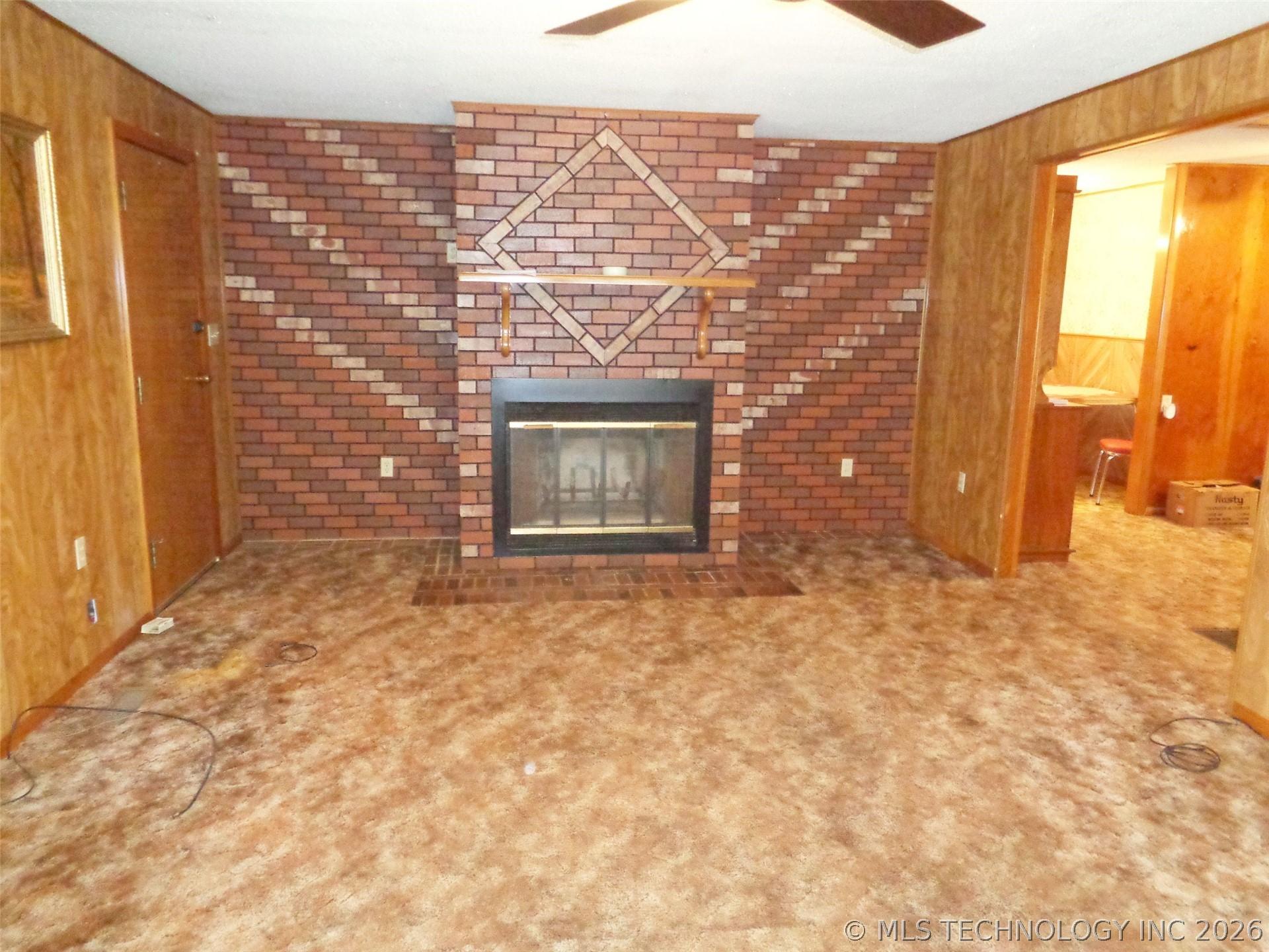 Image 4: Large Living Room With Wood-burning Fireplace