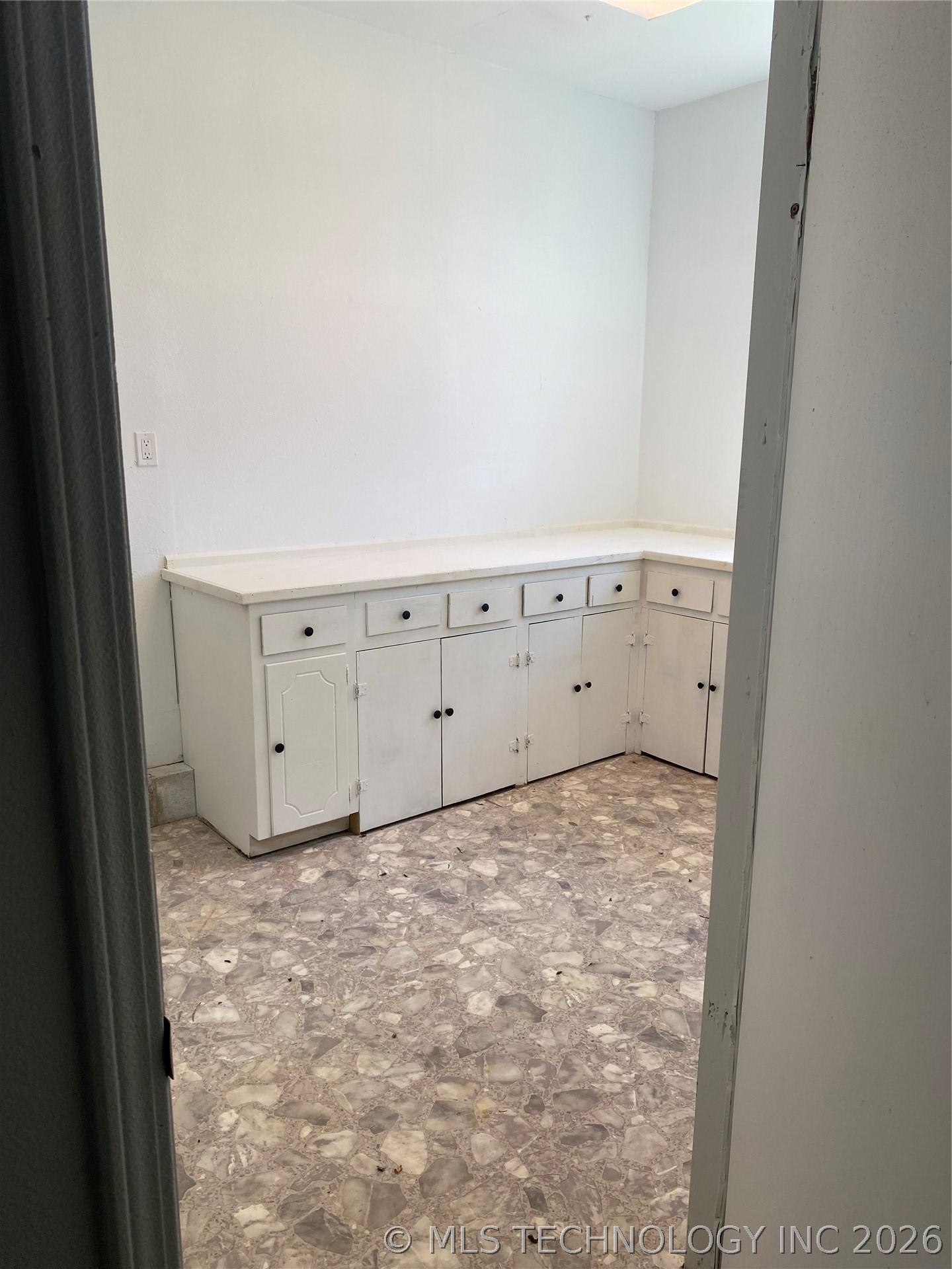 Image 3: Work area in garage